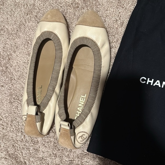 CHANEL Two-Tone Ballet Flats in Beige and Cream - Picture 4 of 9